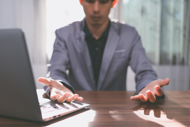 L'homme d'affaires utilise un ordinateur pour travailler