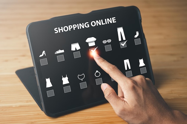 Homme d'affaires utilise une tablette pour faire du shopping en ligne avec le concept de panier shopping en ligne
