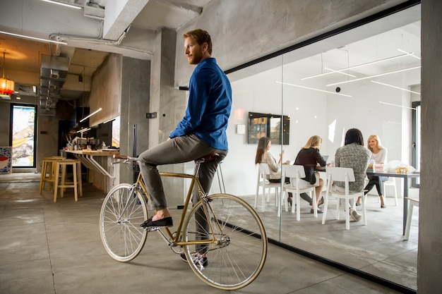 Photo homme d'affaires sur le vélo