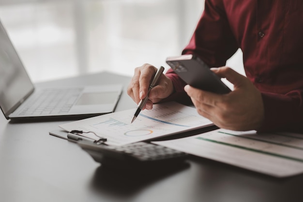 Photo homme d'affaires vérifiant les documents financiers qu'il possède une entreprise en démarrage, il vérifie le résumé financier de l'entreprise préparé par le département des finances concept de gestion de l'entreprise en démarragex9