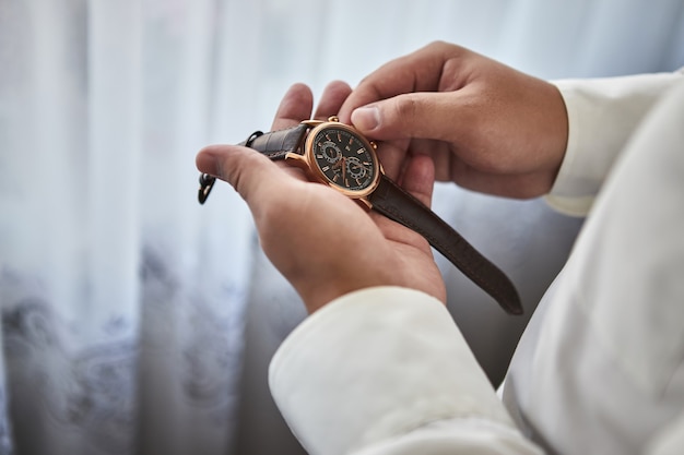 Homme d'affaires vérifiant l'heure sur sa montre-bracelet