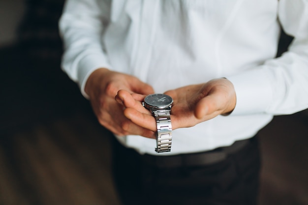 Homme d'affaires vérifiant l'heure sur sa montre-bracelet