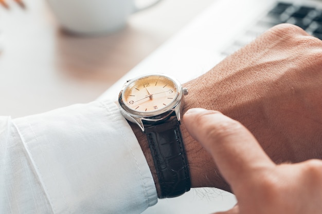 Homme affaires, vérification, temps, sien, montre, fin, haut