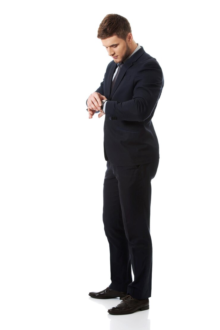 Photo un homme d'affaires vérifie le temps alors qu'il se tient sur un fond blanc.