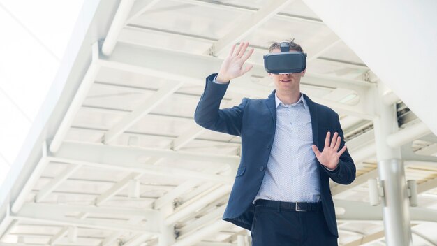 homme d&#39;affaires avec verre vr pour smartphone stand à l&#39;extérieur