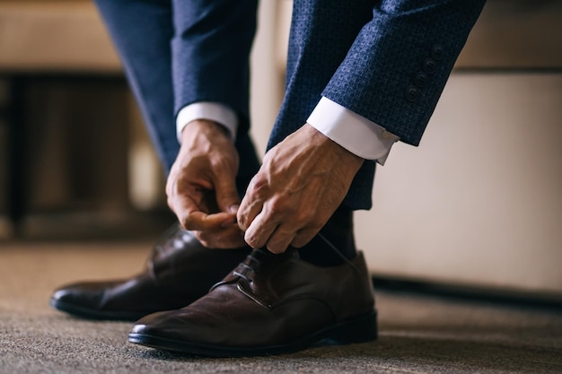 Homme d'affaires vêtements chaussures homme se prépare pour le travail marié le matin avant la cérémonie de mariage