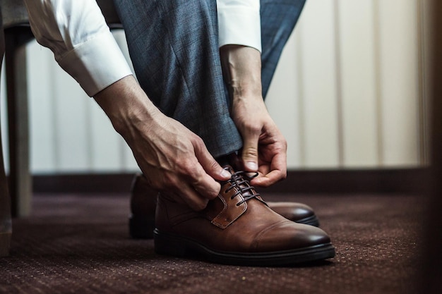 Homme d'affaires vêtements chaussures homme se prépare pour workgroom matin avant la cérémonie de mariage