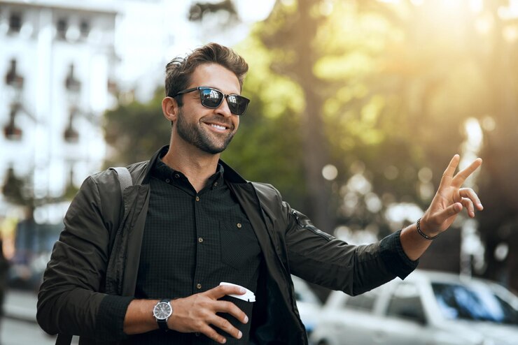 Photo homme d'affaires et ville pour attirer le taxi du transport voyage l'emplacement de la rue et l'arrêt de bus attention le matin sourire personne masculine et café pour le trajet voyage urbain explorer et lunettes de soleil sur la route