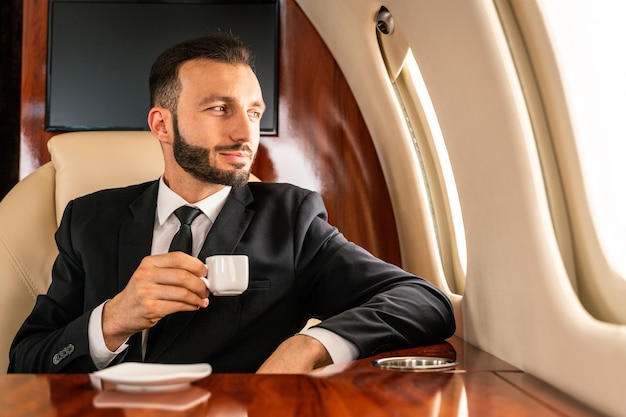 Homme d'affaires volant en jet privé