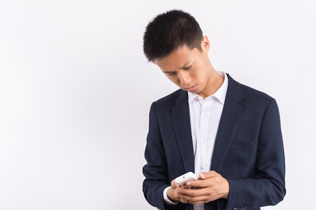 Homme d'affaires de vue arrière avec télécommande TV on White