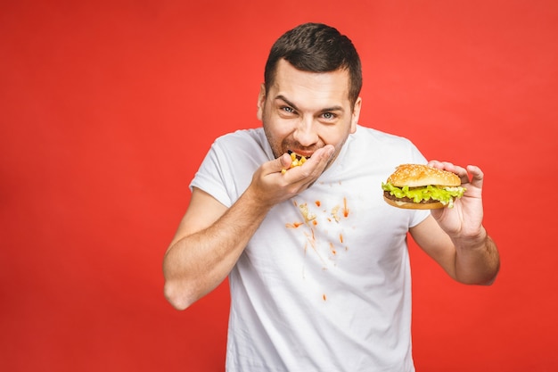 Homme affamé, manger de la malbouffe