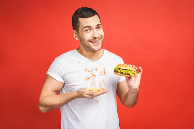 Homme affamé, manger de la malbouffe