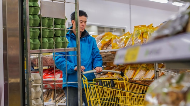 Un homme à l'affichage dans un magasin