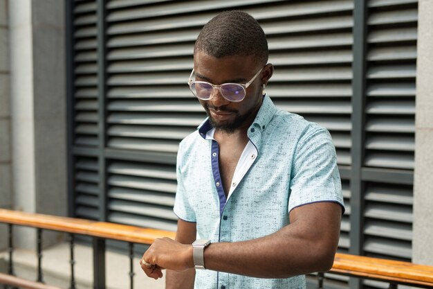 L'homme africain adulte regarde sa montre