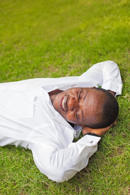 Homme africain allongé sur l'herbe