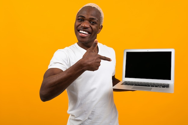Homme africain, à, cheveux blancs, sourire, tenue, écran ordinateur portable, avant, à, disposition, pointage, écran, jaune