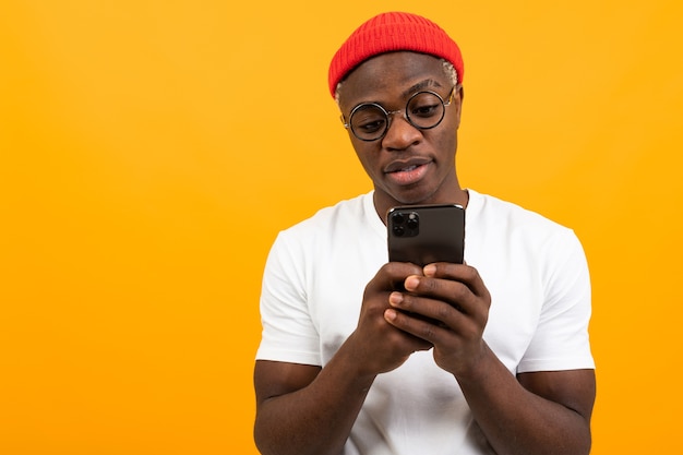 L'homme africain communique dans un réseau social au téléphone