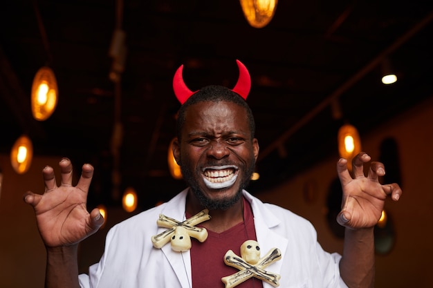 Homme africain, à, fête halloween, dans, boîte nuit