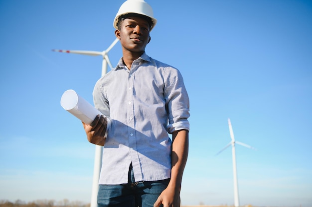 Homme africain ingénieur debout avec éolienne