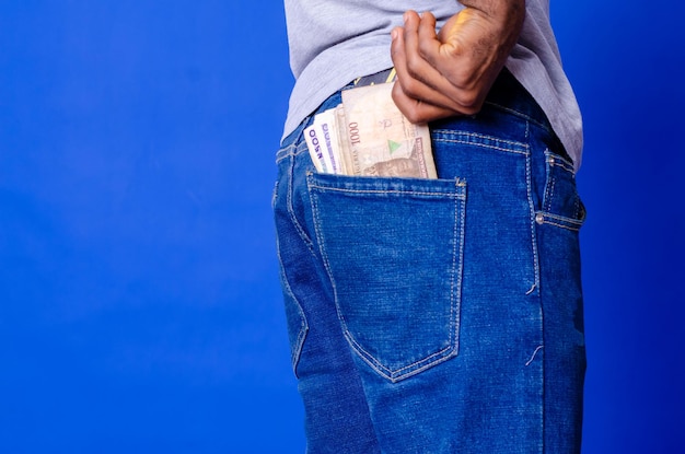 L'homme africain met de l'argent dans sa poche arrière