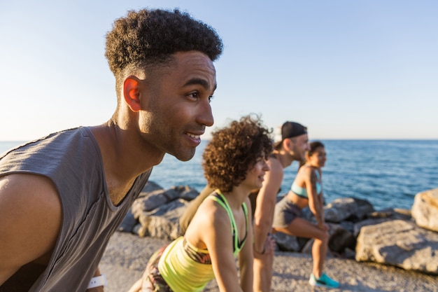 Homme africain sportif se prépare commencer à faire du jogging avec ses amis