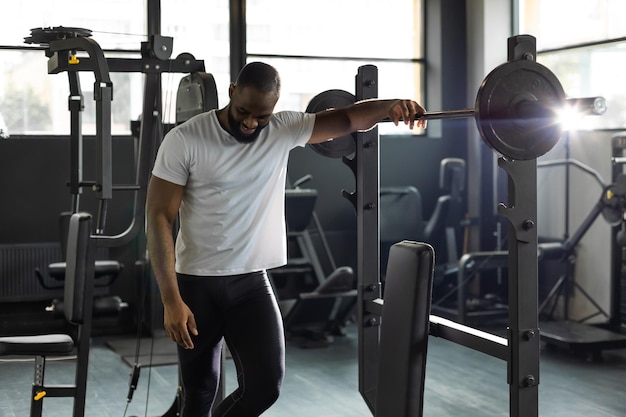 Homme africain sportif se reposant après avoir fait de l'exercice