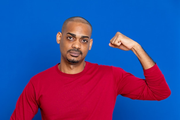 Homme africain avec T-shirt rouge