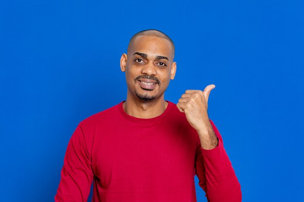 Homme africain avec T-shirt rouge