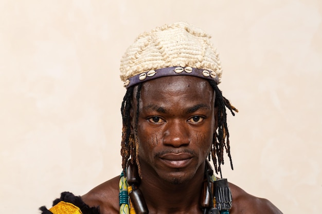 Photo un homme africain traditionnel avec un bandeau et un collier en coquille de cowrie