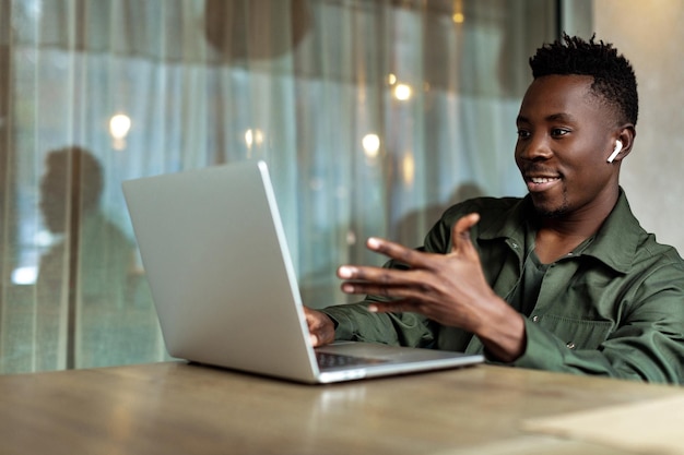 Homme afro-américain à l'aide d'un ordinateur