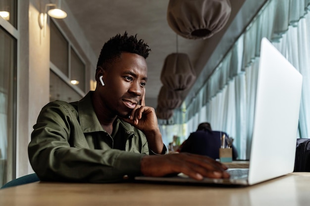 Homme afro-américain à l'aide d'un ordinateur