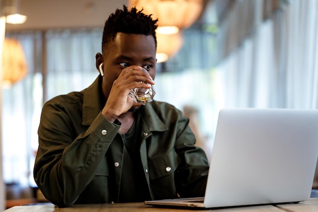 Homme afro-américain à l'aide d'un ordinateur