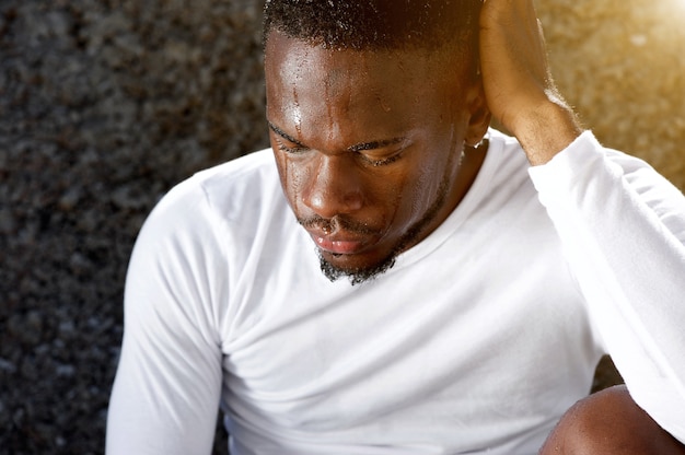 Homme afro-américain au repos après le travail