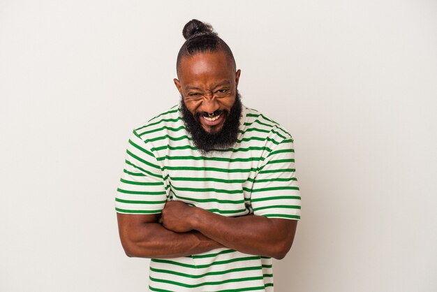 Homme afro-américain avec barbe isolé sur fond rose en riant et en s'amusant.