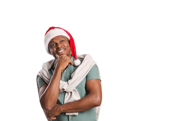 Homme Afro-américain En Bonnet De Noel Sur Fond Blanc