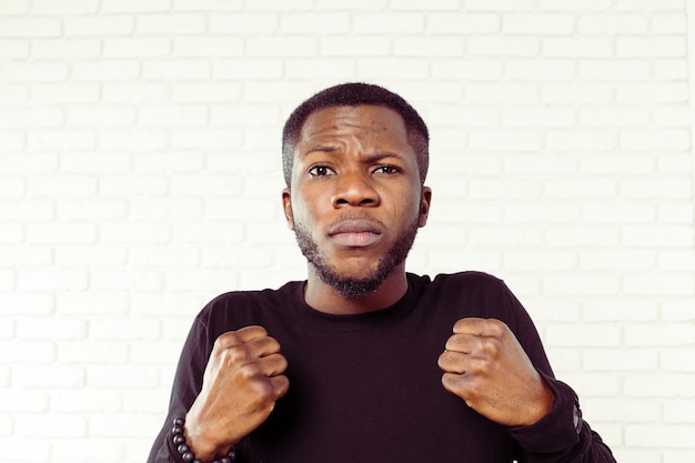 Homme afro-américain en colère