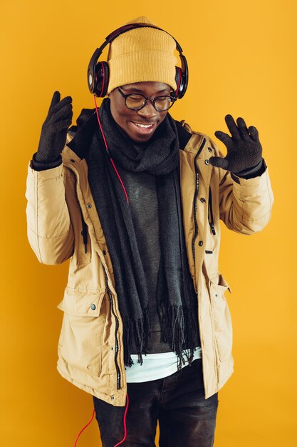 Homme afro-américain dans les écouteurs écoutant de la musique