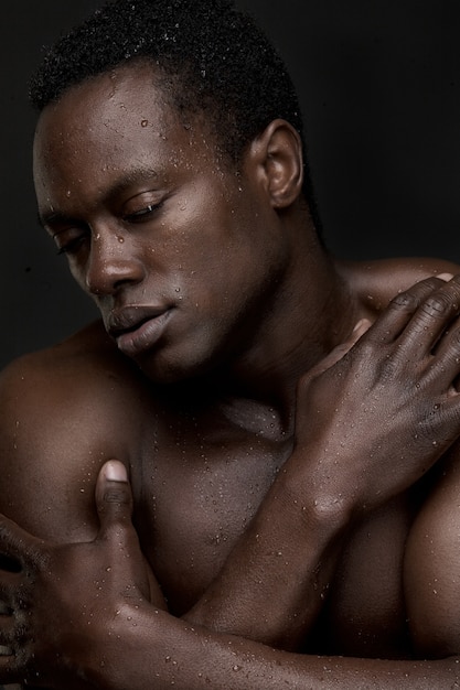 Photo homme afro-américain dans la pose sensuelle