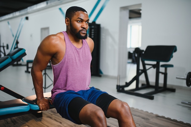 Homme afro-américain dans la salle de gym