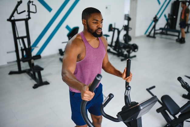 Homme afro-américain dans la salle de gym