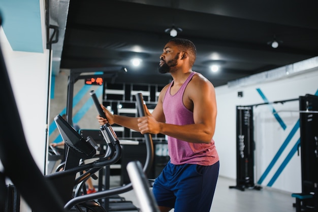 Homme afro-américain dans la salle de gym