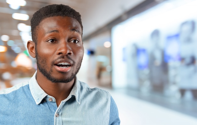 Homme afro-américain désespéré sous le choc. Homme d'affaires noir désespéré