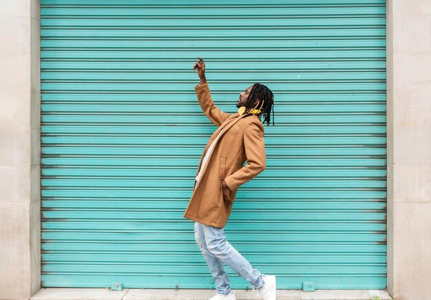 Homme afro-américain élégant sur fond bleu