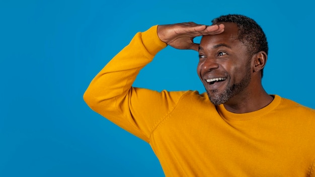 Homme afro-américain étonné regardant copie espace gros plan