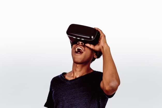 Homme afro-américain expérimentant la réalité virtuelle.