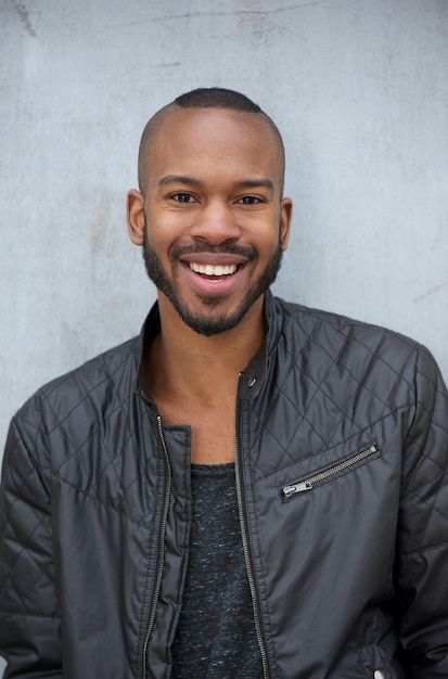 Photo homme afro-américain avec une expression heureuse sur le visage