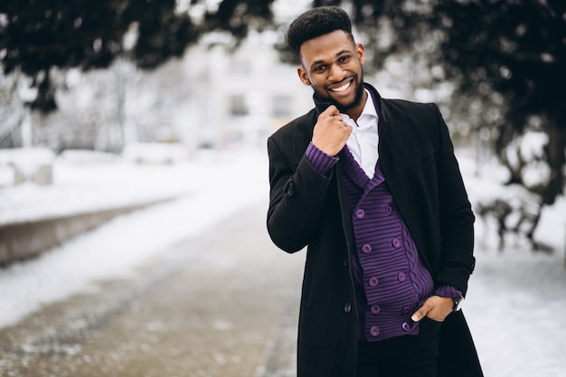 Homme afro-américain à l&#39;extérieur en hiver