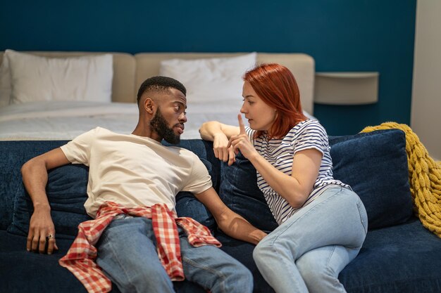 Photo un homme afro-américain et une femme caucasienne discutent de problèmes de relation.