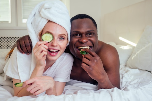 Un homme afro-américain et une femme européenne reçoivent des soins de la peau chez eux.