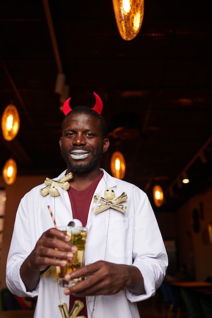Homme afro-américain à la fête d'Halloween en boîte de nuit